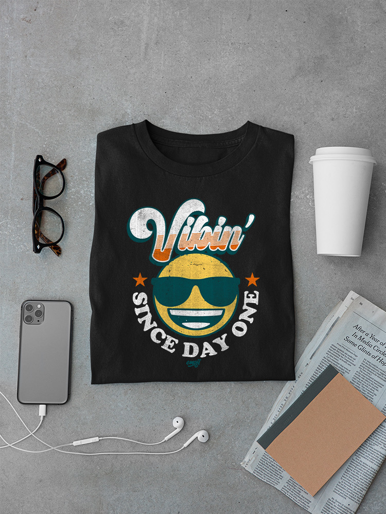 Offiziell lizenziertes Emoji Vibin’ Since Day One - Retro Smiley Herren T-Shirt - Bild 7 von 20