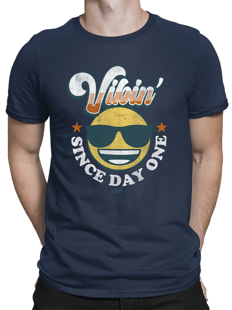 Offiziell lizenziertes Emoji Vibin’ Since Day One - Retro Smiley Herren T-Shirt - Bild 9 von 20