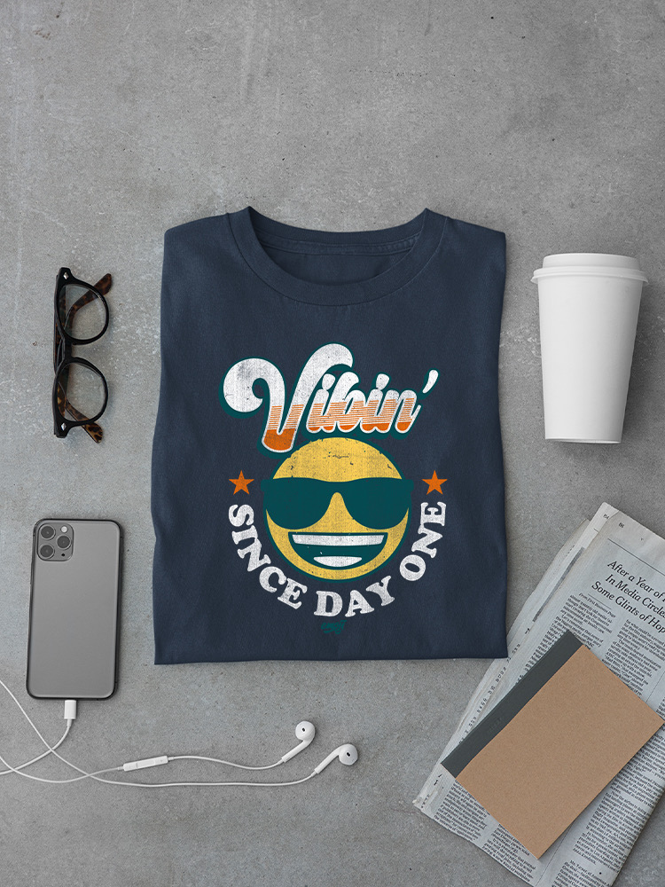Offiziell lizenziertes Emoji Vibin’ Since Day One - Retro Smiley Herren T-Shirt - Bild 11 von 20