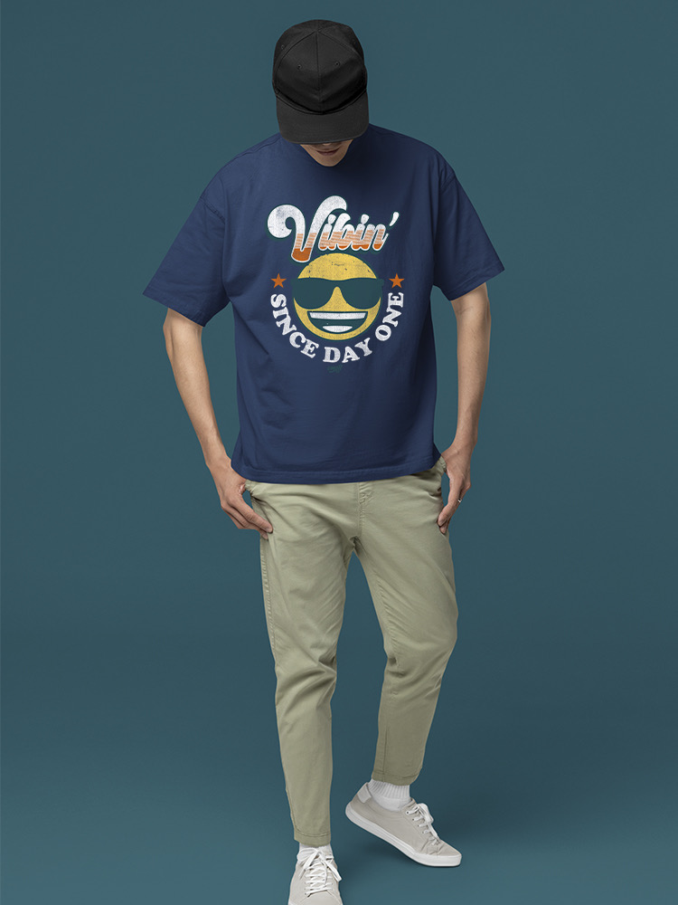 Offiziell lizenziertes Emoji Vibin’ Since Day One - Retro Smiley Herren T-Shirt - Bild 10 von 20