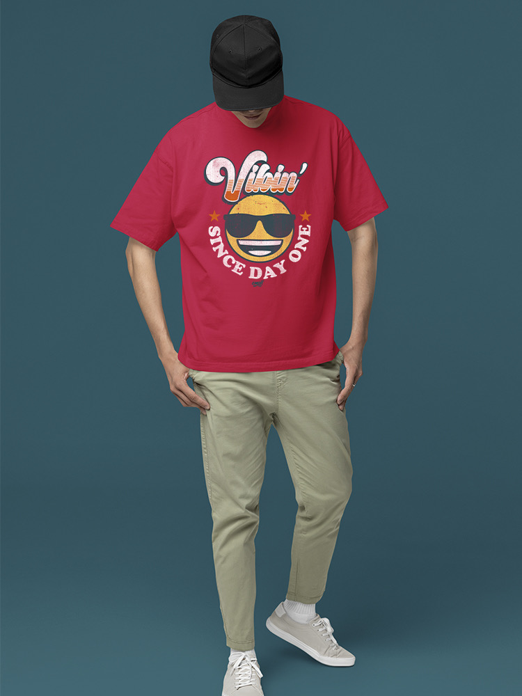 Offiziell lizenziertes Emoji Vibin’ Since Day One - Retro Smiley Herren T-Shirt - Bild 14 von 20