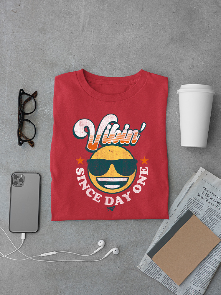 Offiziell lizenziertes Emoji Vibin’ Since Day One - Retro Smiley Herren T-Shirt - Bild 15 von 20