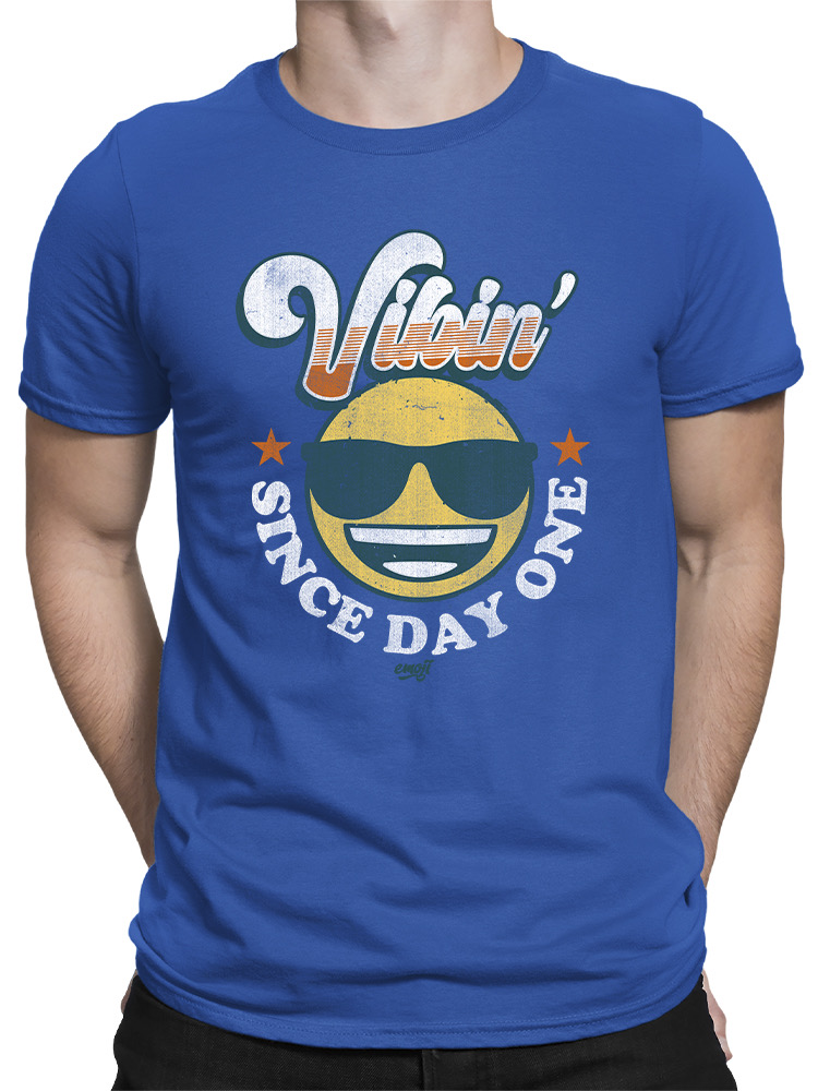 Offiziell lizenziertes Emoji Vibin’ Since Day One - Retro Smiley Herren T-Shirt - Bild 17 von 20