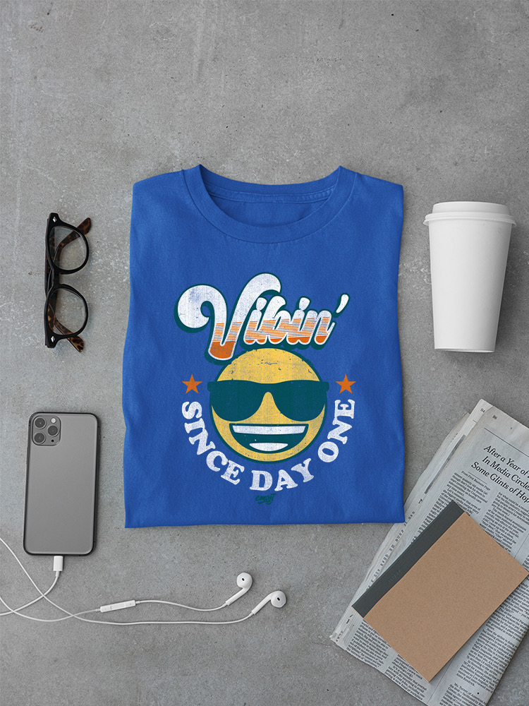 Offiziell lizenziertes Emoji Vibin’ Since Day One - Retro Smiley Herren T-Shirt - Bild 19 von 20