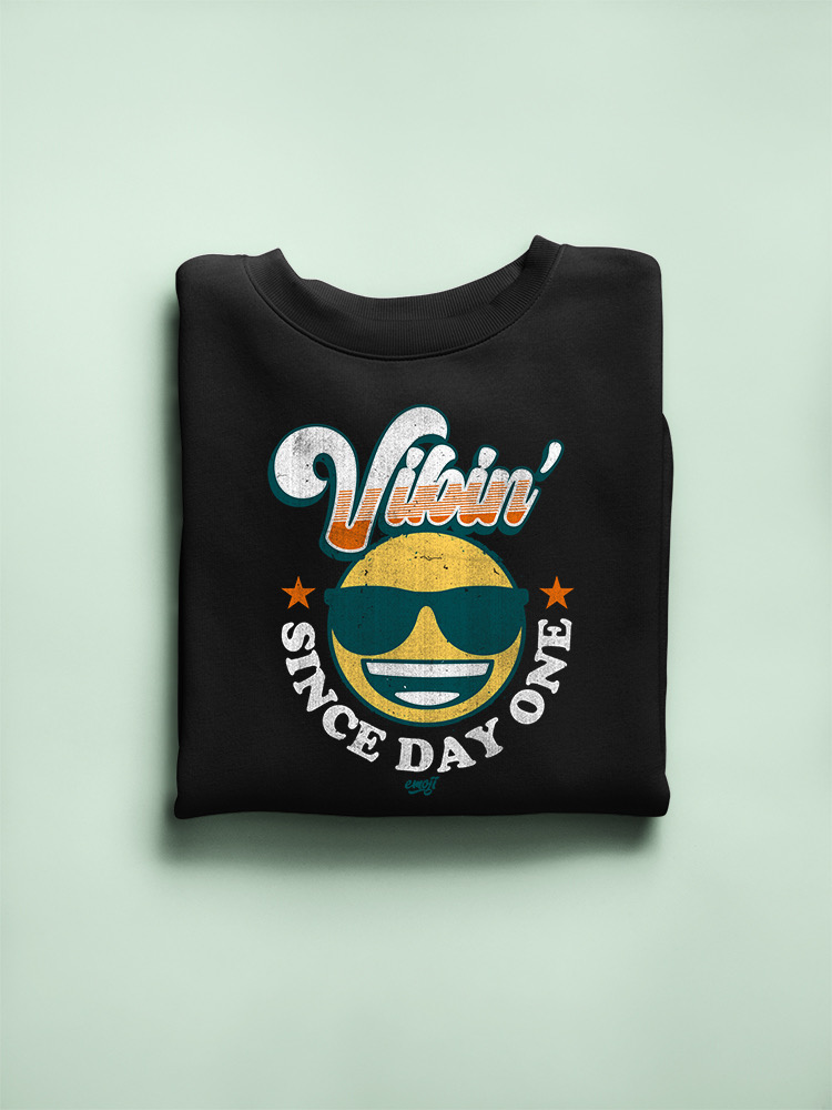 Vibin’ Since Day One - Cooles Retro Emoji Smiley Grafik Damen Sweatshirt - Bild 11 von 28
