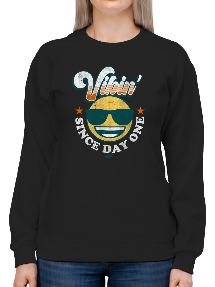 Vibin’ Since Day One - Cooles Retro Emoji Smiley Grafik Damen Sweatshirt - Bild 9 von 28
