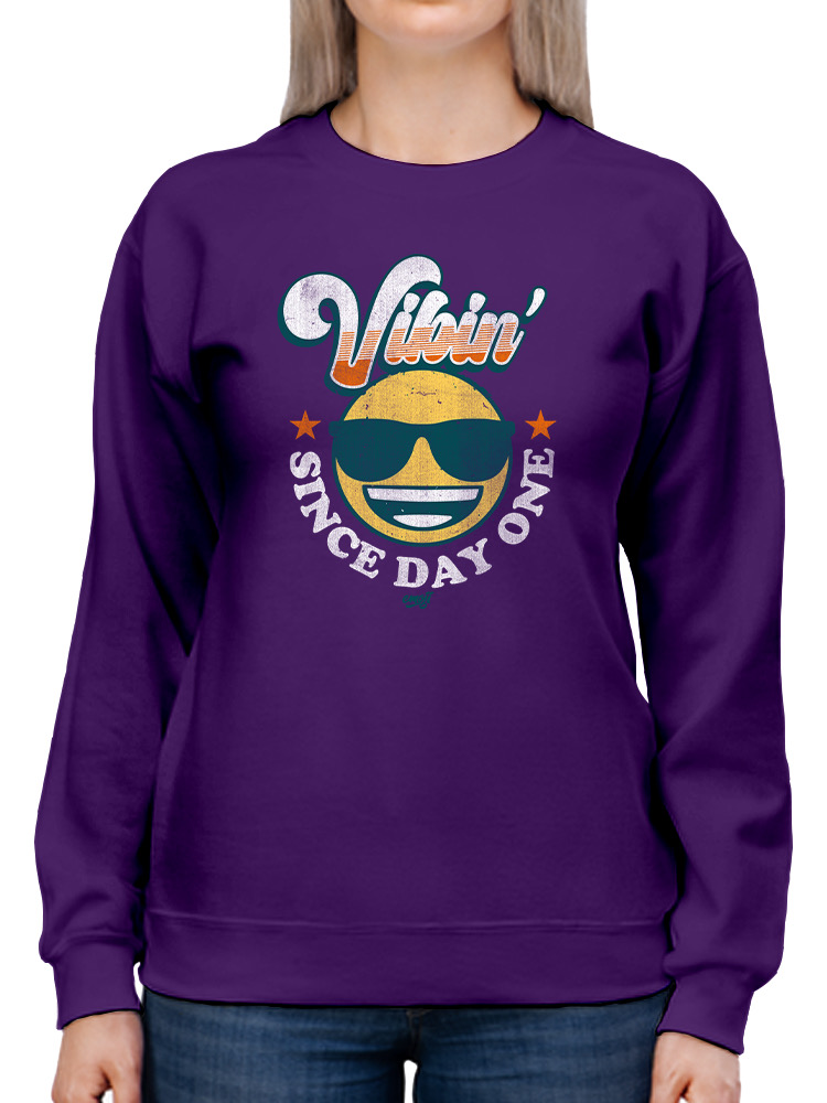 Vibin’ Since Day One - Cooles Retro Emoji Smiley Grafik Damen Sweatshirt - Bild 25 von 28