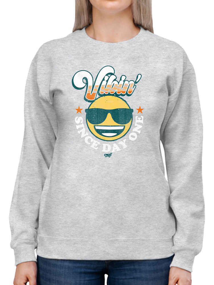 Vibin’ Since Day One - Cooles Retro Emoji Smiley Grafik Damen Sweatshirt - Bild 5 von 28