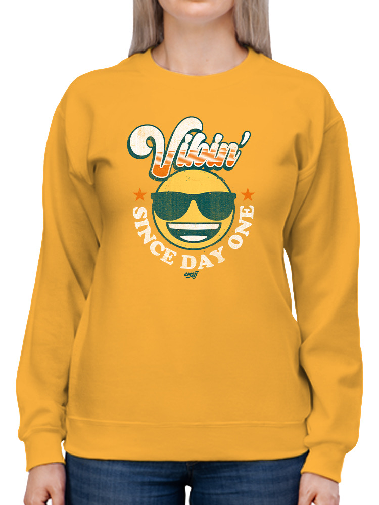Vibin’ Since Day One - Cooles Retro Emoji Smiley Grafik Damen Sweatshirt - Bild 13 von 28