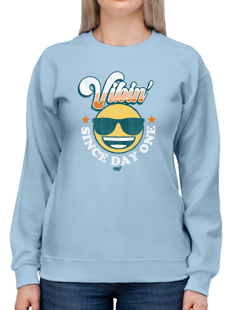Vibin’ Since Day One - Cooles Retro Emoji Smiley Grafik Damen Sweatshirt - Bild 21 von 28