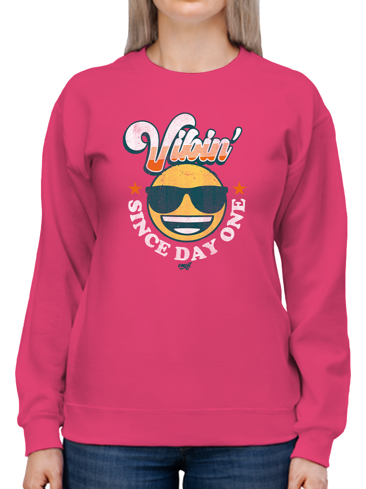 Vibin’ Since Day One - Cooles Retro Emoji Smiley Grafik Damen Sweatshirt - Bild 17 von 28