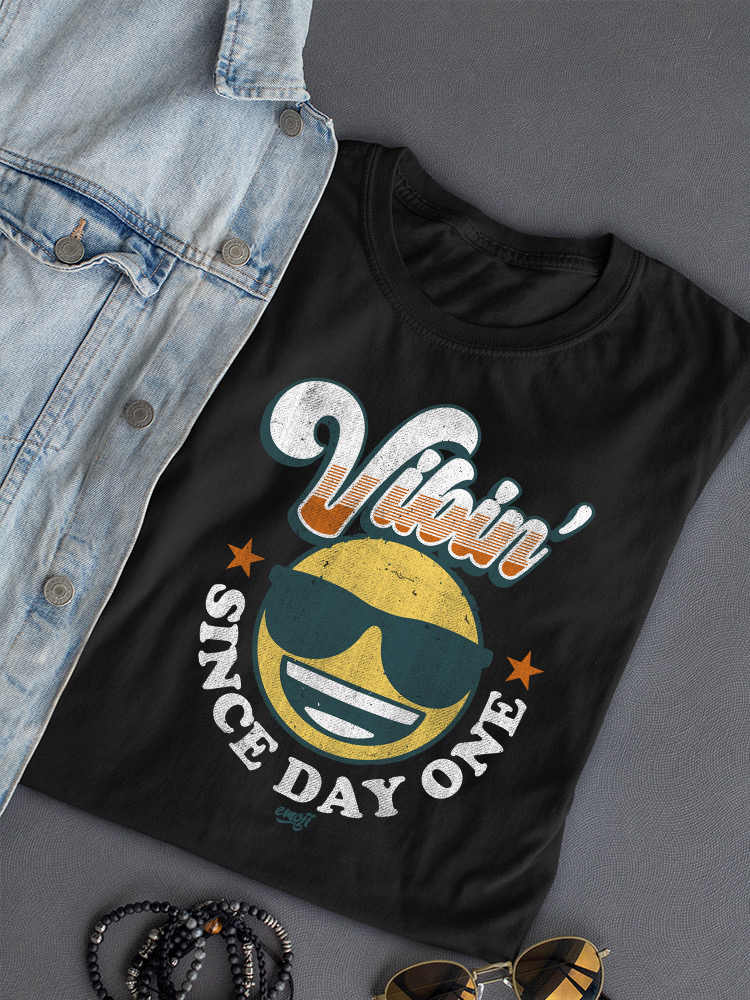 Vibin’ Since Day One - Cooles Retro Emoji Smiley Grafik Damen T-Shirt - Bild 7 von 20