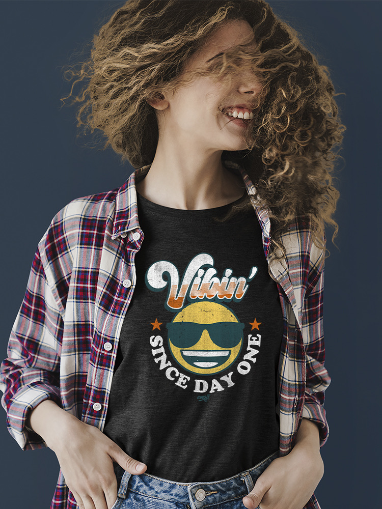 Vibin’ Since Day One - Cooles Retro Emoji Smiley Grafik Damen T-Shirt - Bild 6 von 20