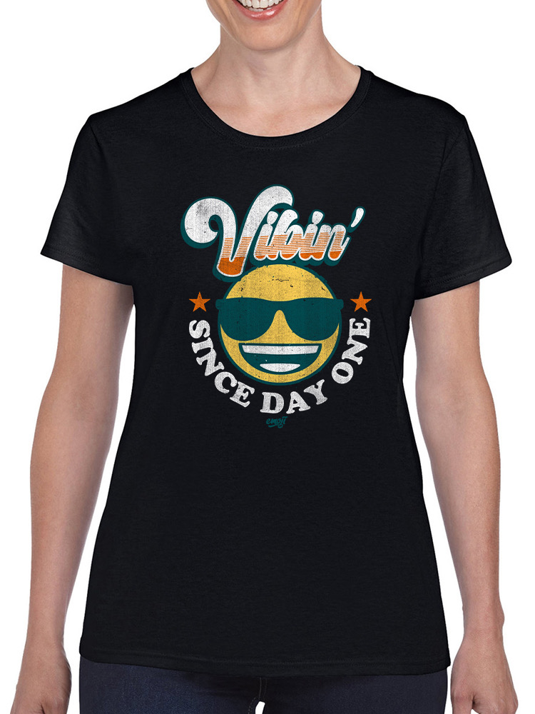 Vibin’ Since Day One - Cooles Retro Emoji Smiley Grafik Damen T-Shirt - Bild 5 von 20