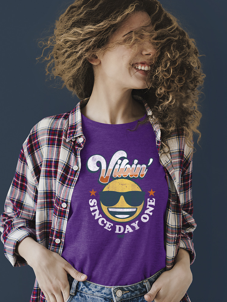Vibin’ Since Day One - Cooles Retro Emoji Smiley Grafik Damen T-Shirt - Bild 14 von 20