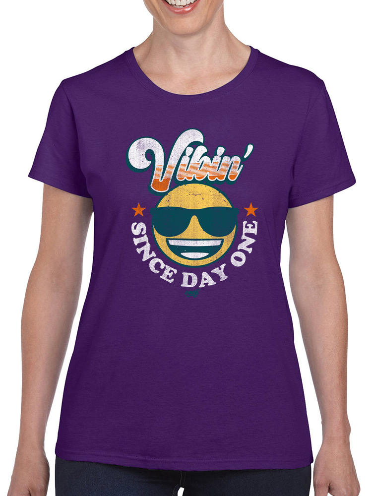 Vibin’ Since Day One - Cooles Retro Emoji Smiley Grafik Damen T-Shirt - Bild 13 von 20