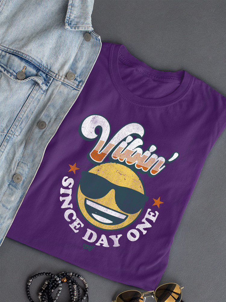 Vibin’ Since Day One - Cooles Retro Emoji Smiley Grafik Damen T-Shirt - Bild 15 von 20