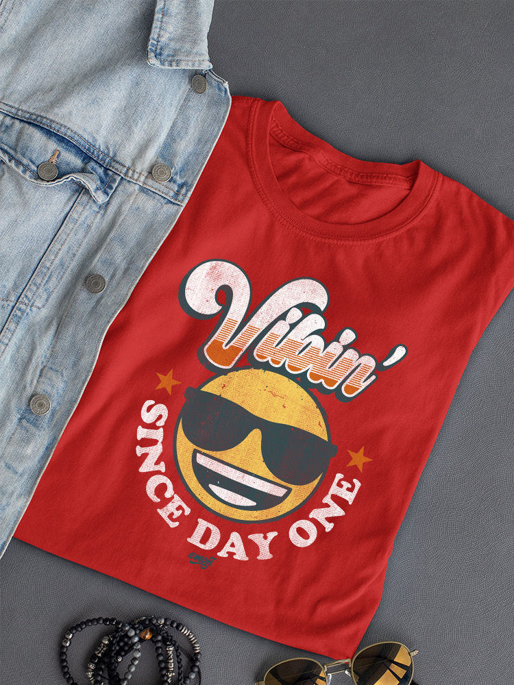 Vibin’ Since Day One - Cooles Retro Emoji Smiley Grafik Damen T-Shirt - Bild 19 von 20