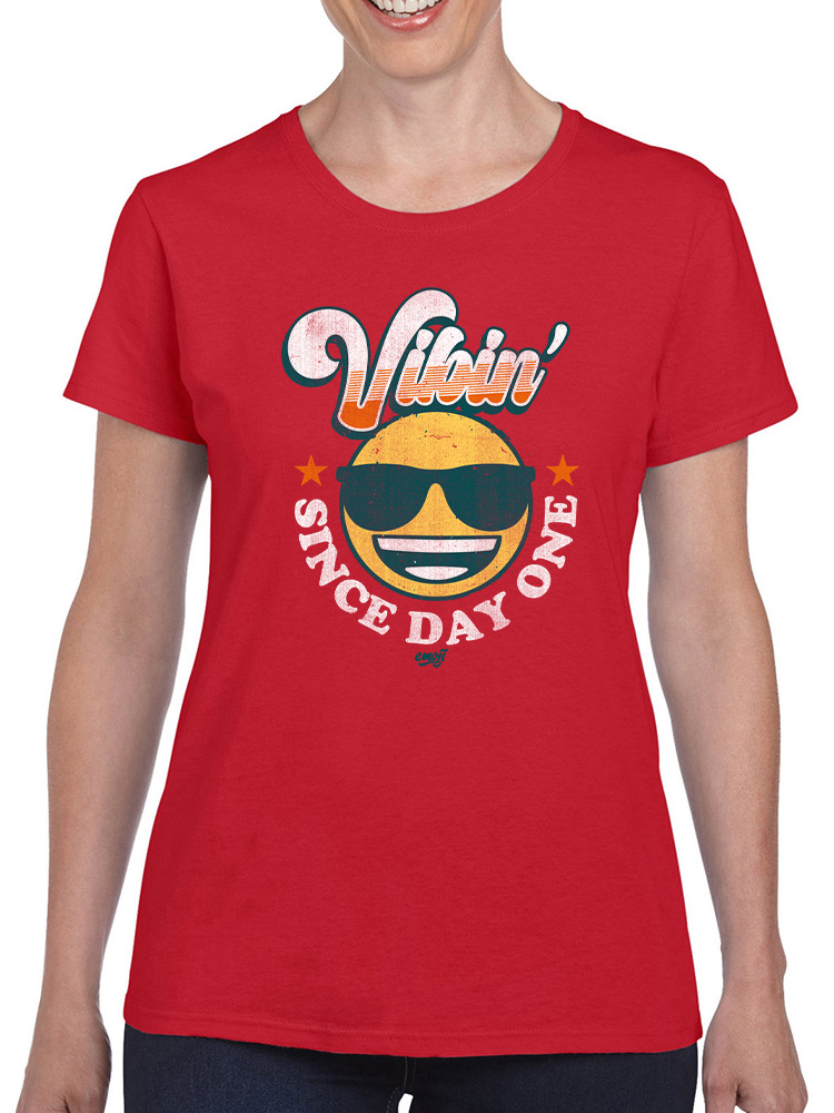 Vibin’ Since Day One - Cooles Retro Emoji Smiley Grafik Damen T-Shirt - Bild 17 von 20