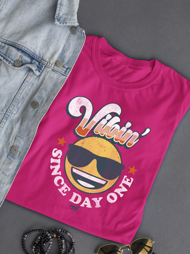 Vibin’ Since Day One - Cooles Retro Emoji Smiley Grafik Damen T-Shirt - Bild 11 von 20