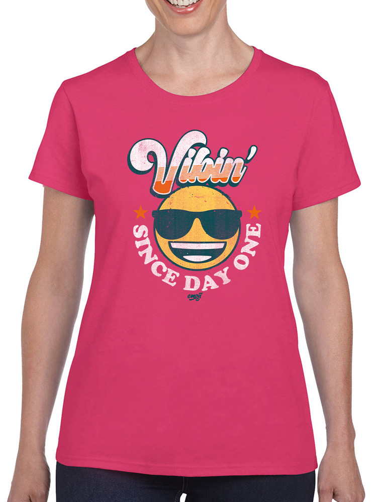 Vibin’ Since Day One - Cooles Retro Emoji Smiley Grafik Damen T-Shirt - Bild 9 von 20