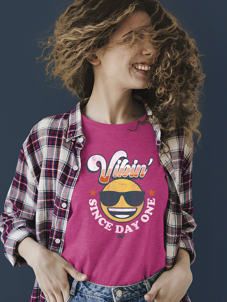 Vibin’ Since Day One - Cooles Retro Emoji Smiley Grafik Damen T-Shirt - Bild 10 von 20