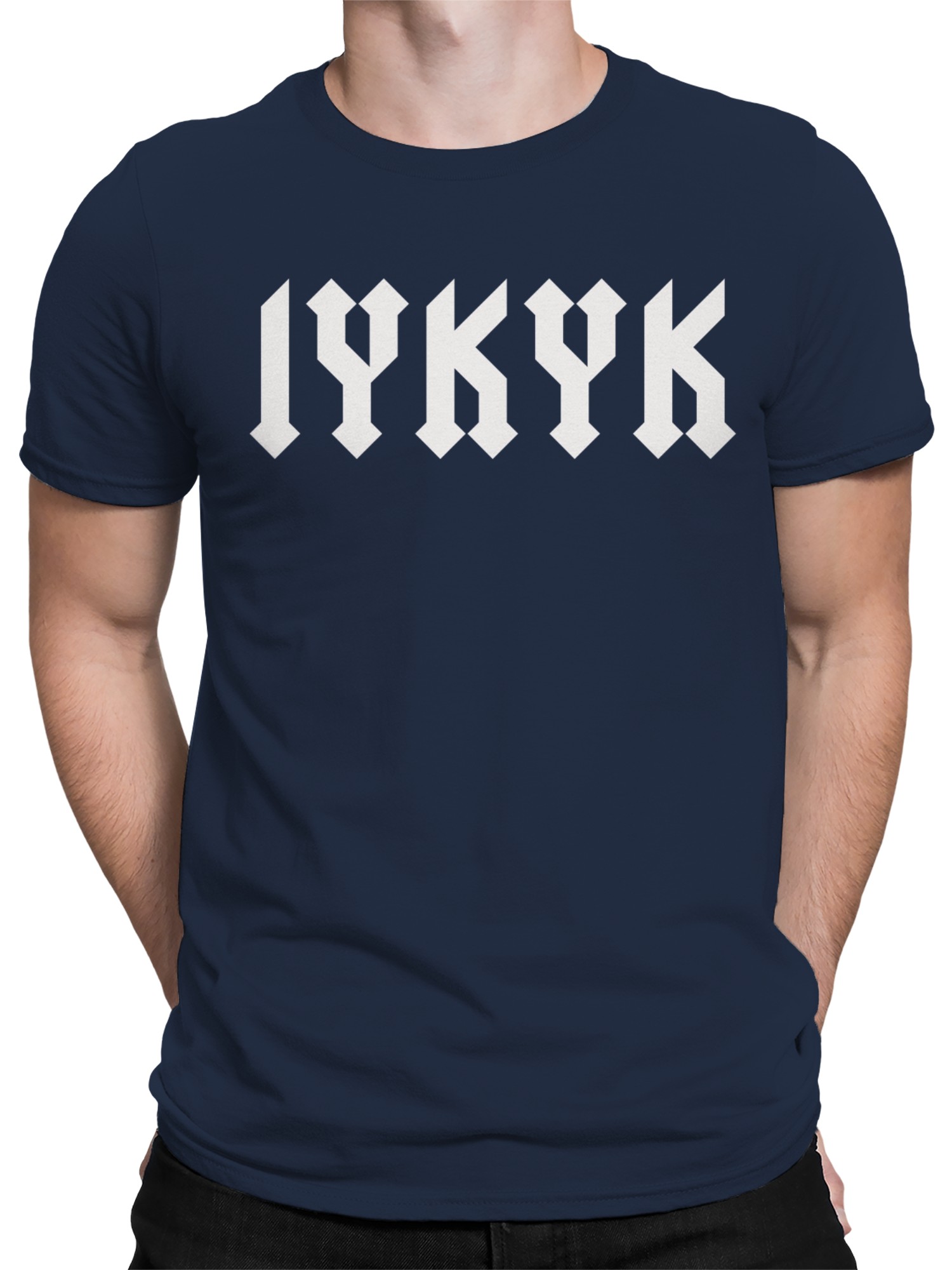 Camiseta para hombre IYKYK diseño fuente gótica - Imagen 8 de 9
