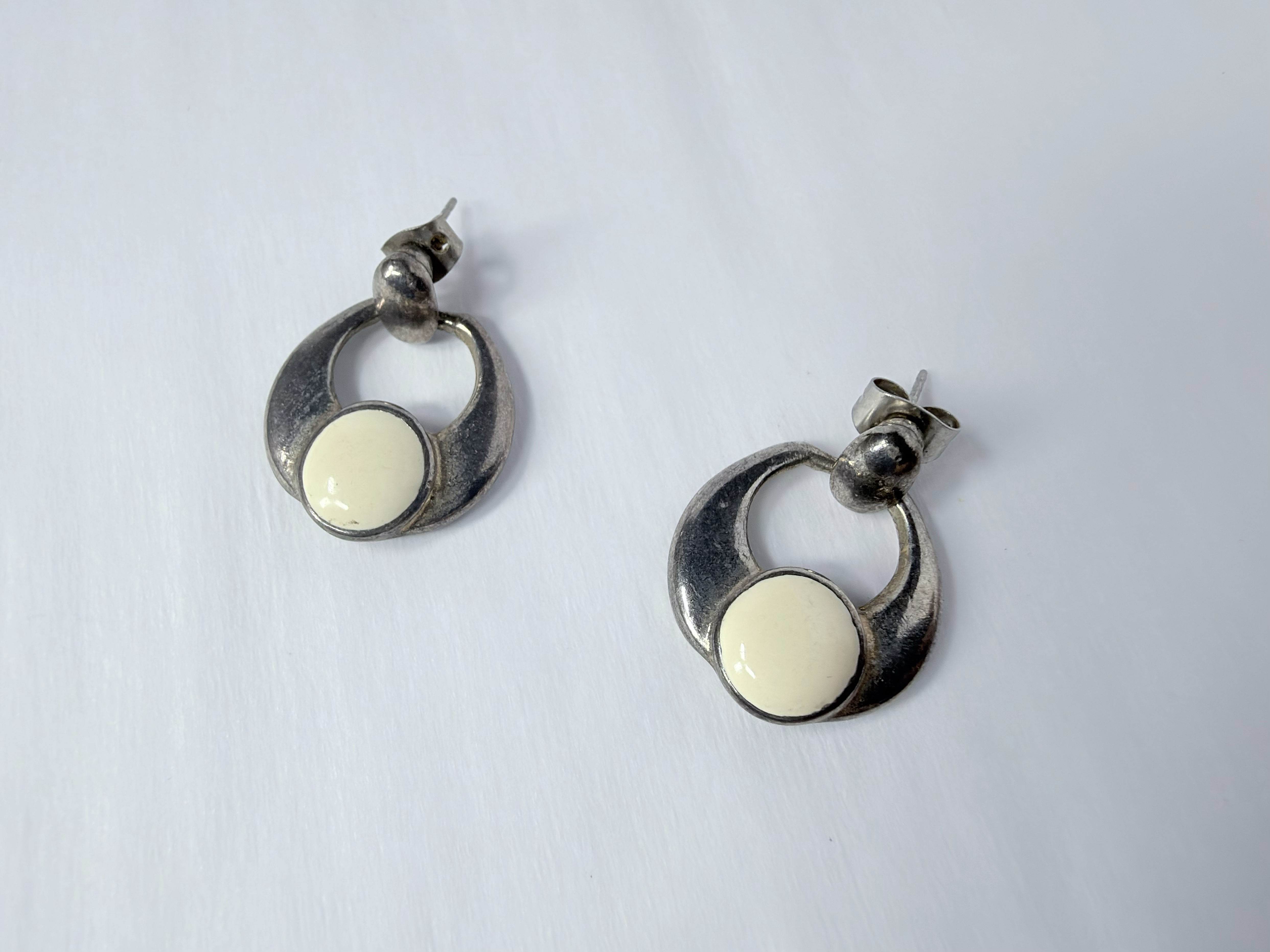 Vintage 90s Made in USA Silver Tone Cream Cabochon Drop Earrings