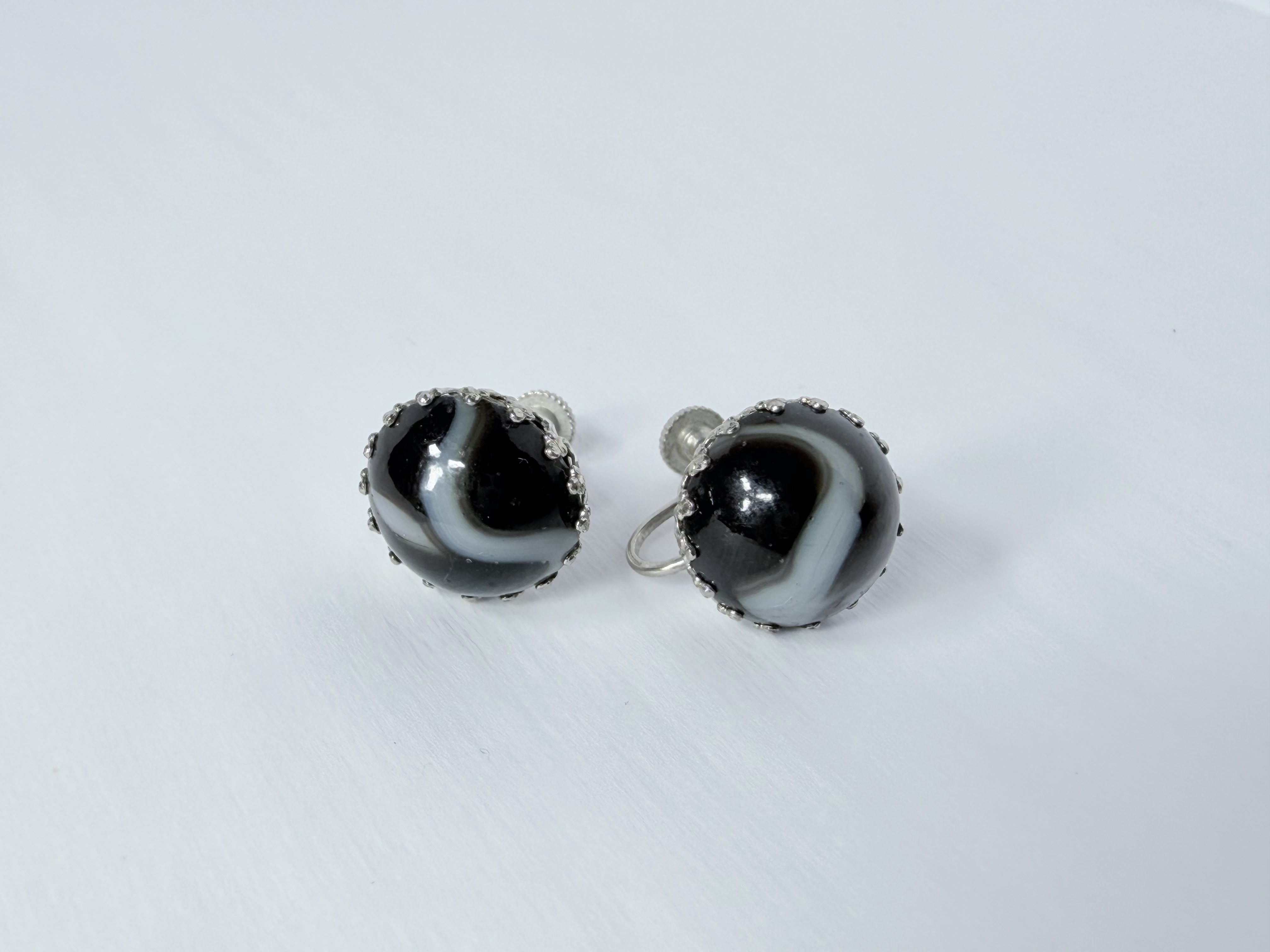Vintage Mid-Century Banded Agate Glass Screw Back Earrings Silver Tone 15mm