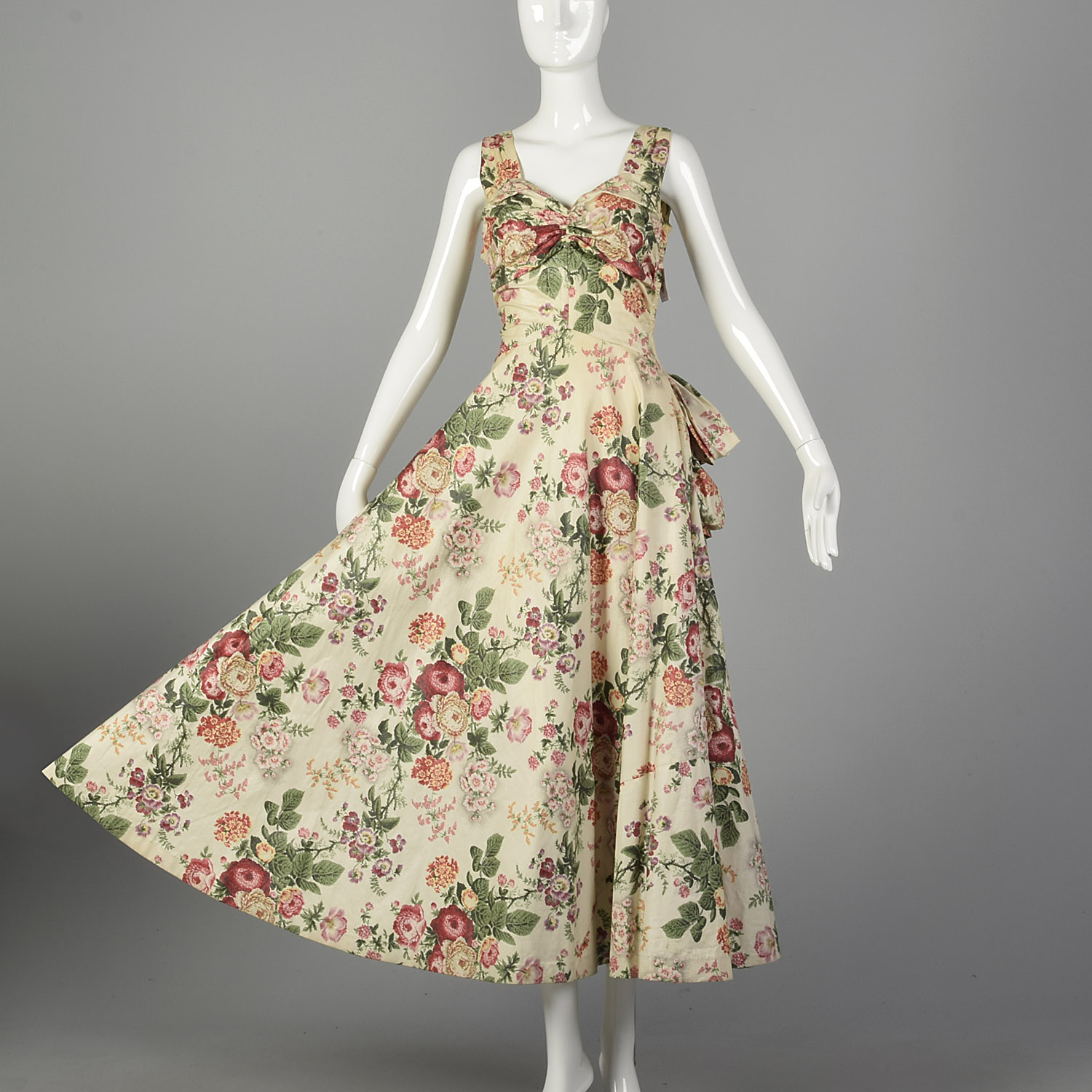 1940s dresses Vintage Ditsy Floral Lapel Button Tea Dress | Shirt Dress pleats at the shoulder seam 40s Fashion 1940 Swing Dresses