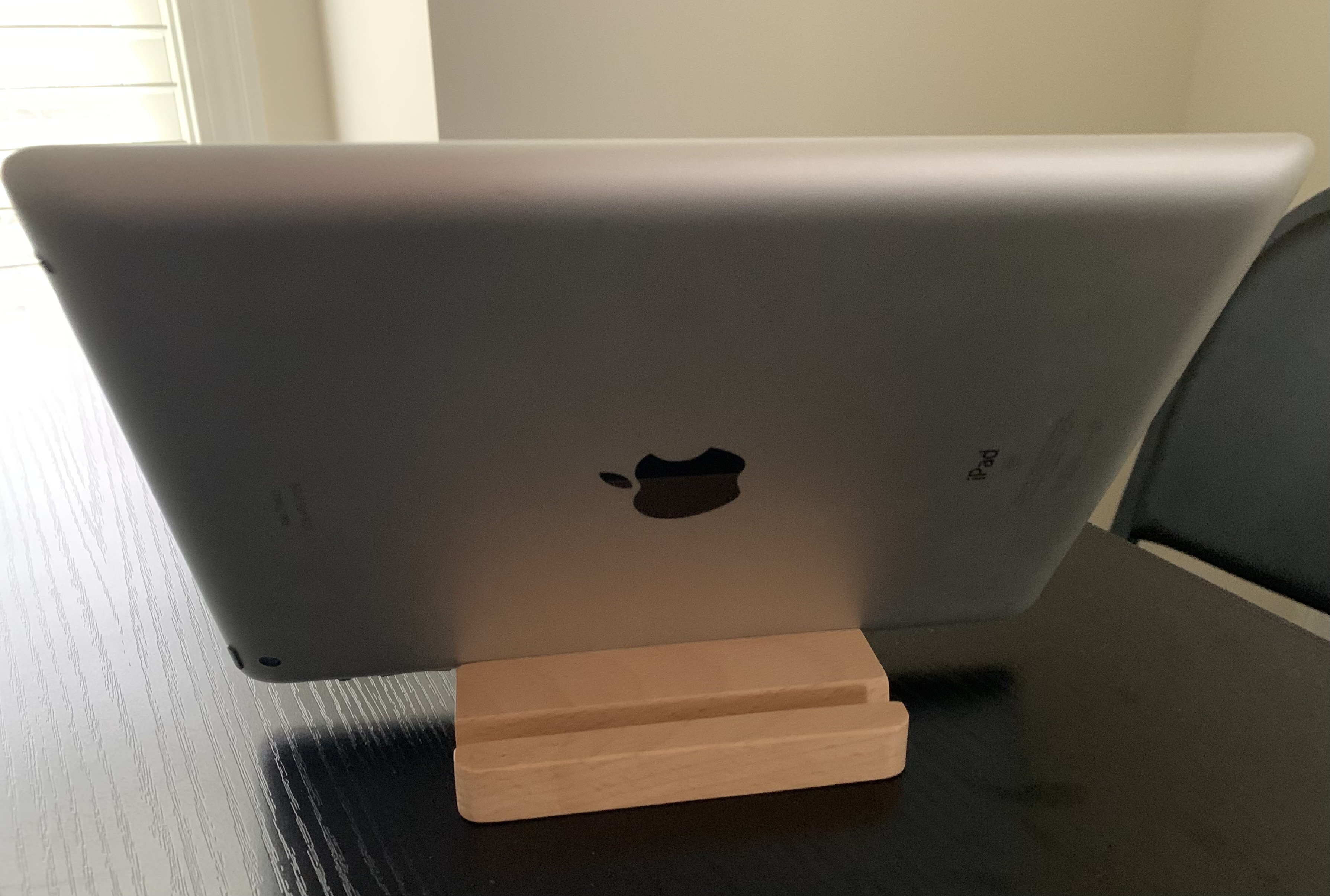 Soporte de soporte de escritorio para teléfono móvil tableta madera maciza de haya de una pieza - Imagen 9 de 9