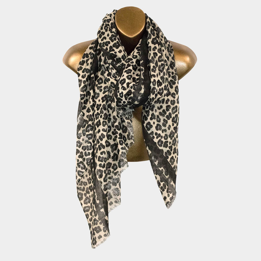 Bufanda negra, azul, rosa, gris patrón leopardo con tira y bordes deshilachados - Imagen 4 de 4