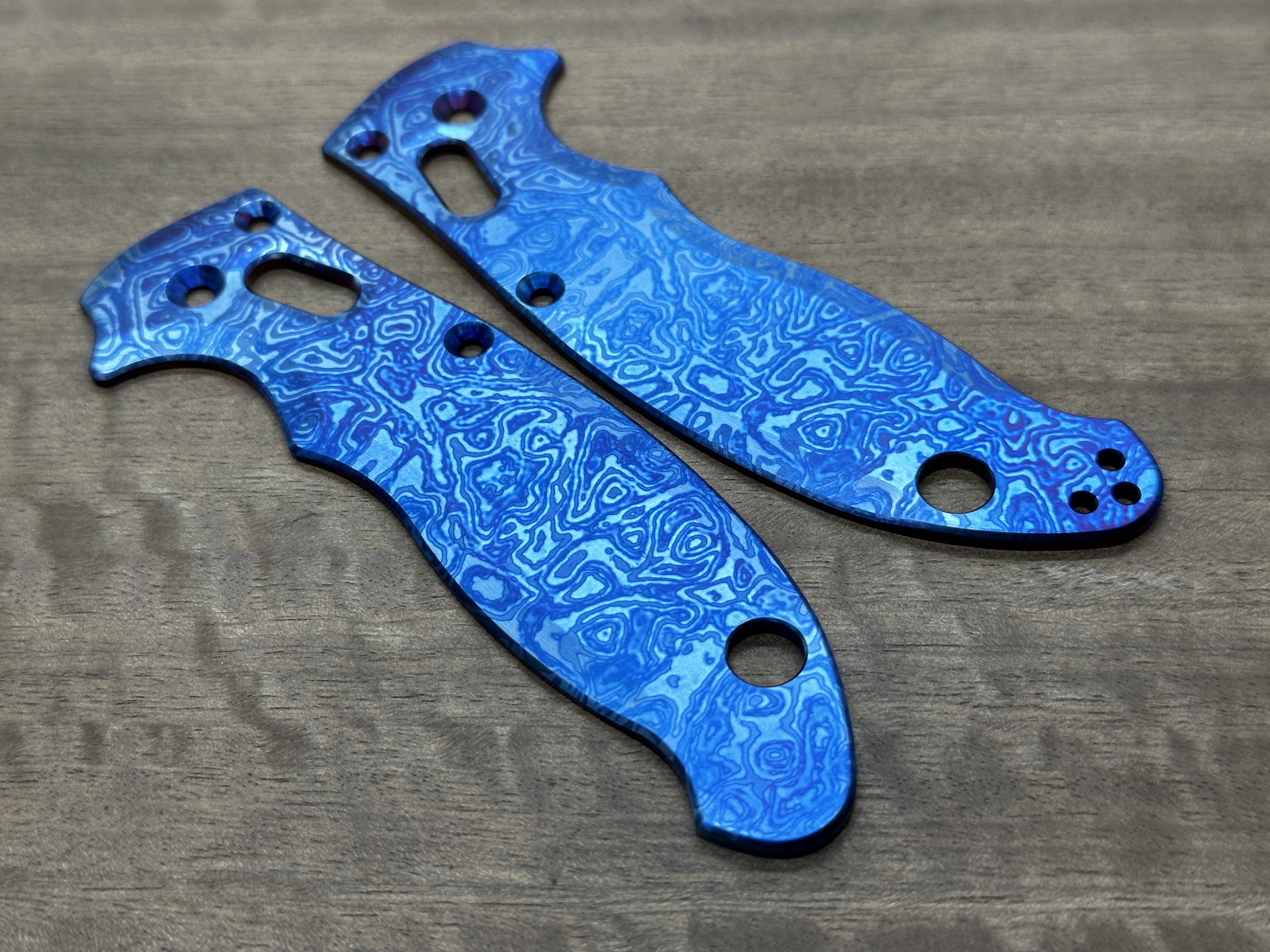 ALIEN Flamed Titanium scales for Spyderco MANIX 2 - Picture 9 of 10