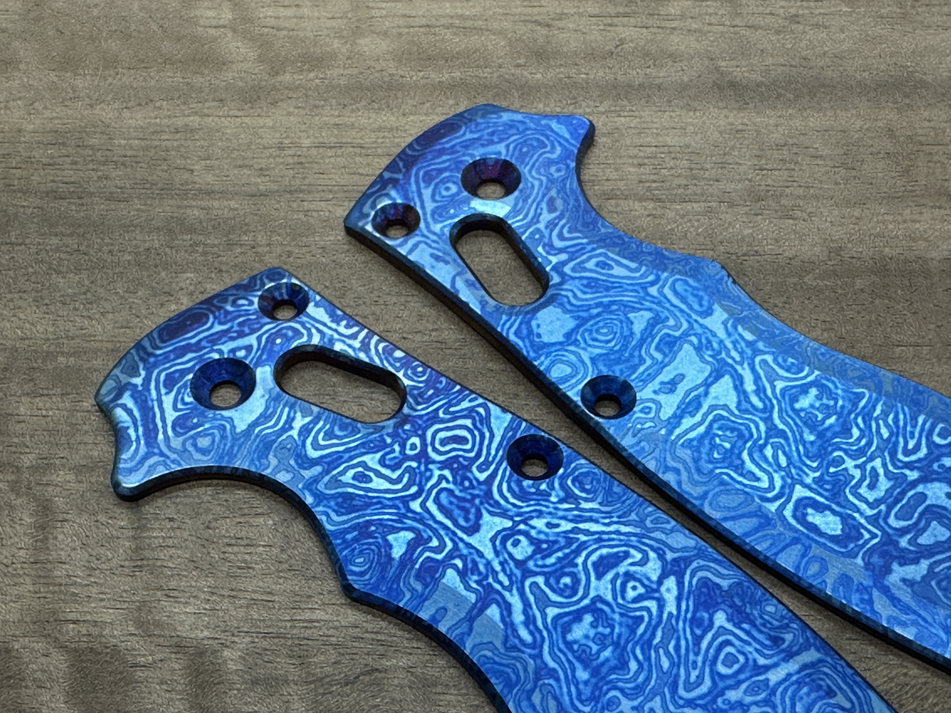 ALIEN Flamed Titanium scales for Spyderco MANIX 2 - Picture 7 of 10