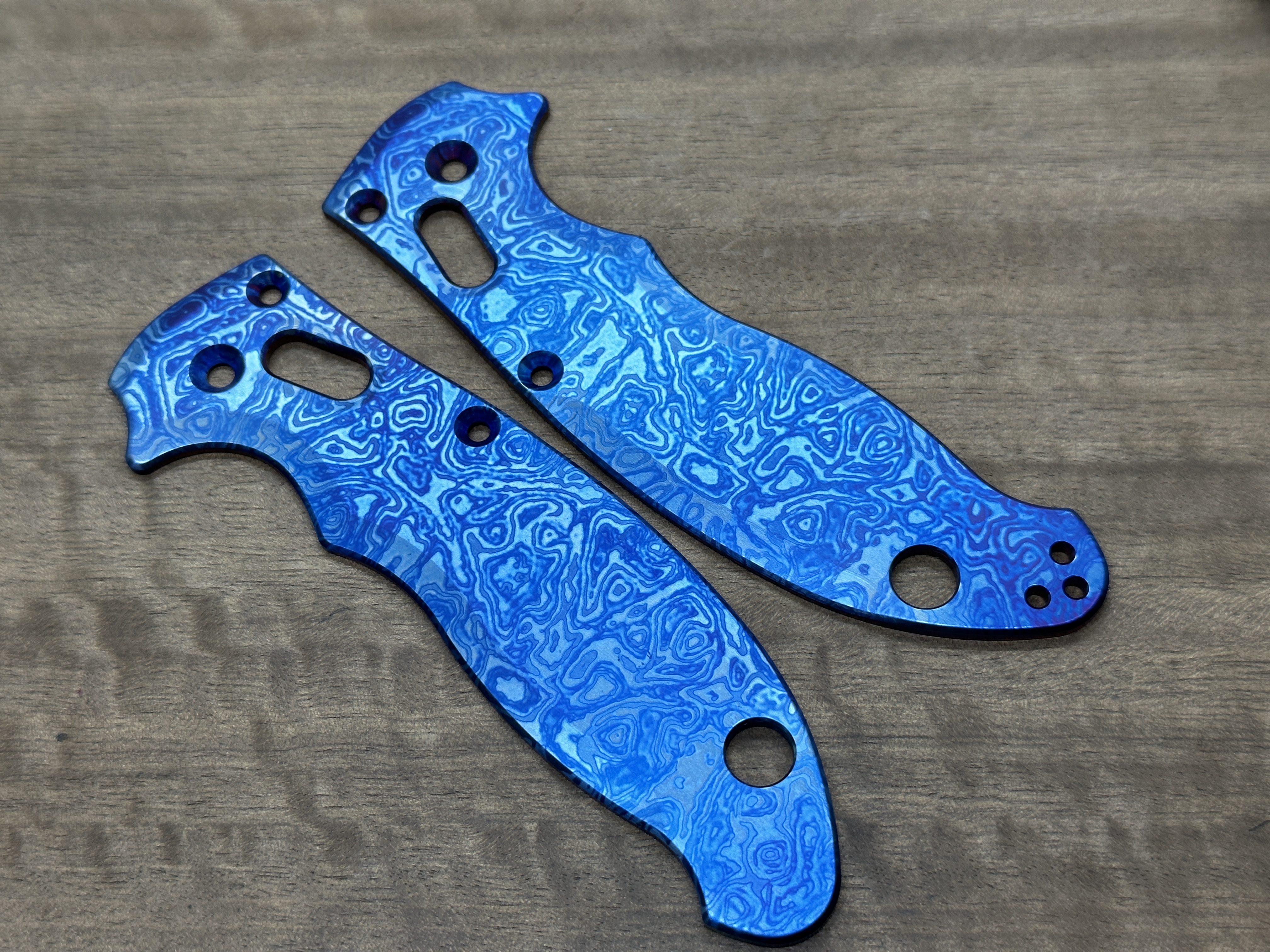 ALIEN Flamed Titanium scales for Spyderco MANIX 2 - Picture 8 of 10