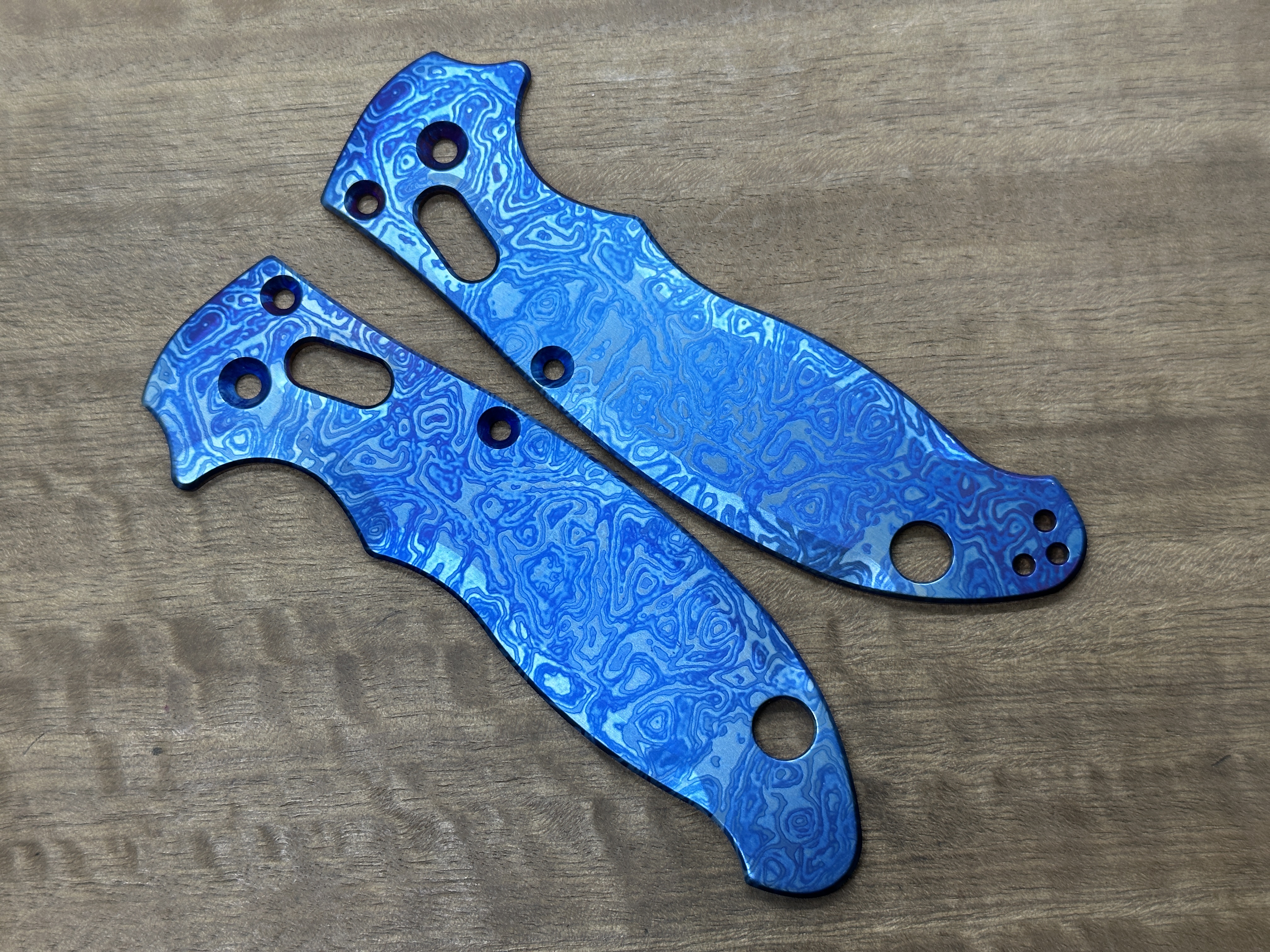 ALIEN Flamed Titanium scales for Spyderco MANIX 2 - Picture 6 of 10