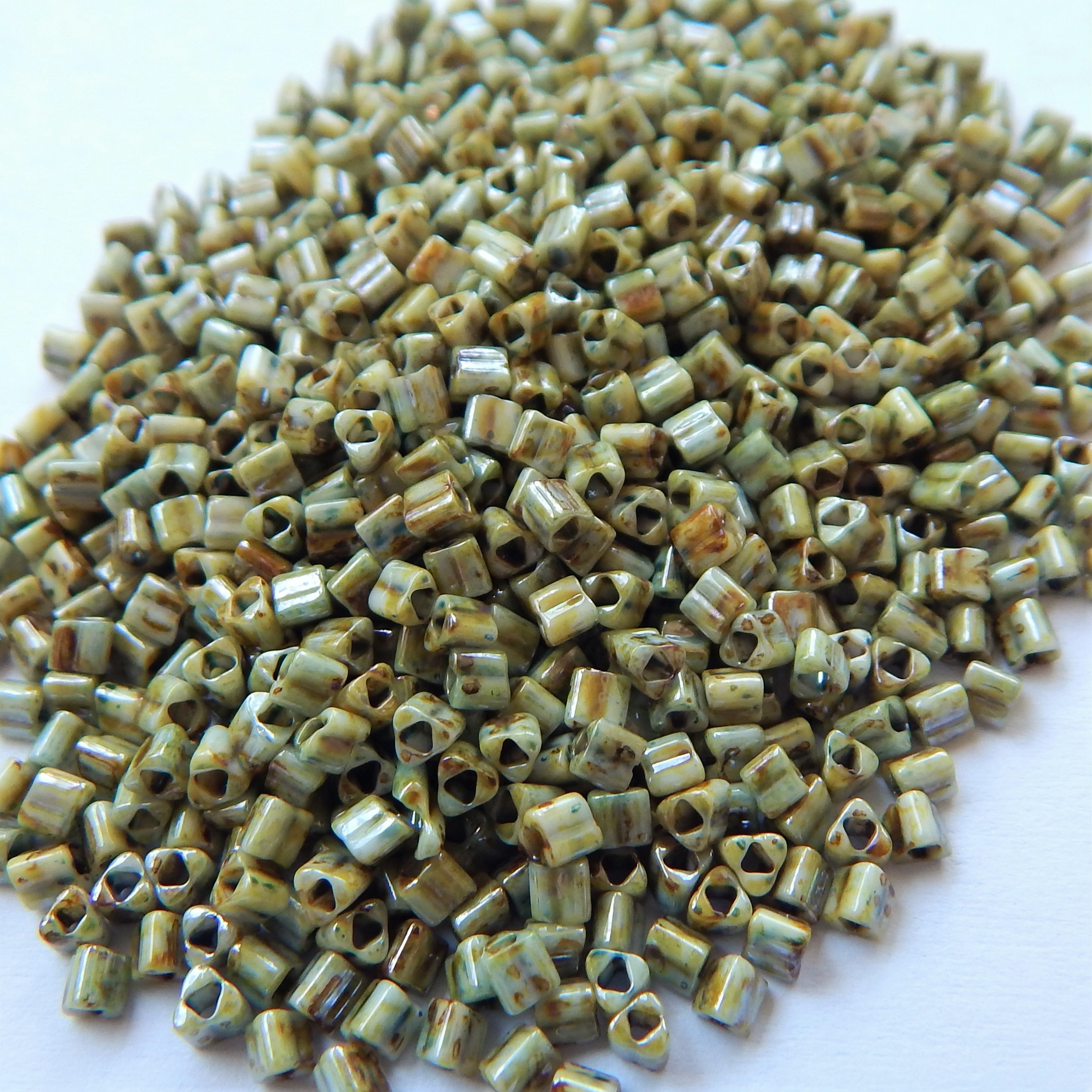 Cuentas de semillas triangulares 11/o TOHO 20 gramos - Elige color - Cuentas de vidrio - Imagen 49 de 66