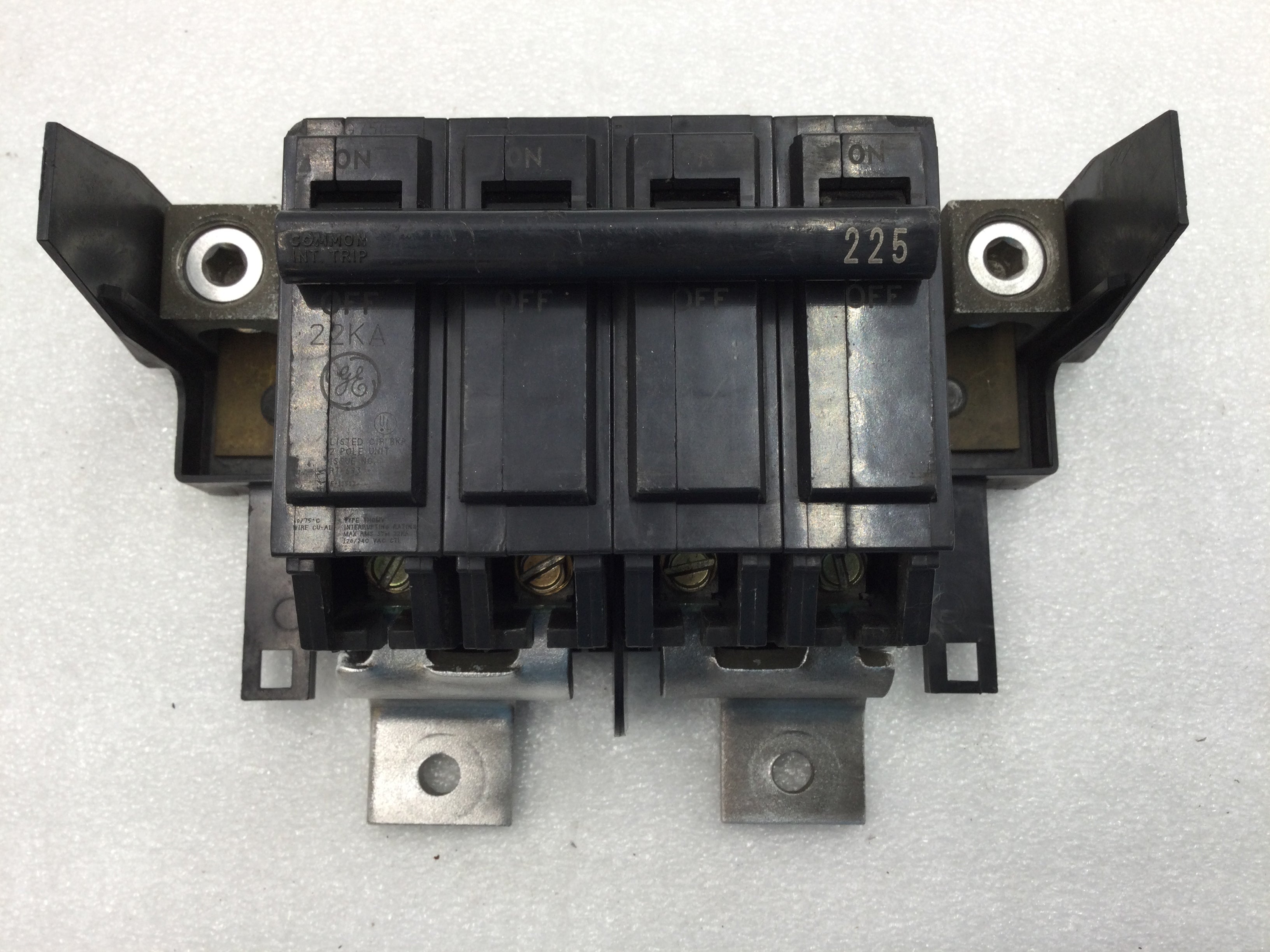 Interruptor de circuito de 4 polos GE General Electric tipo THQMV 150 amperios a 225 amperios - Imagen 14 de 18