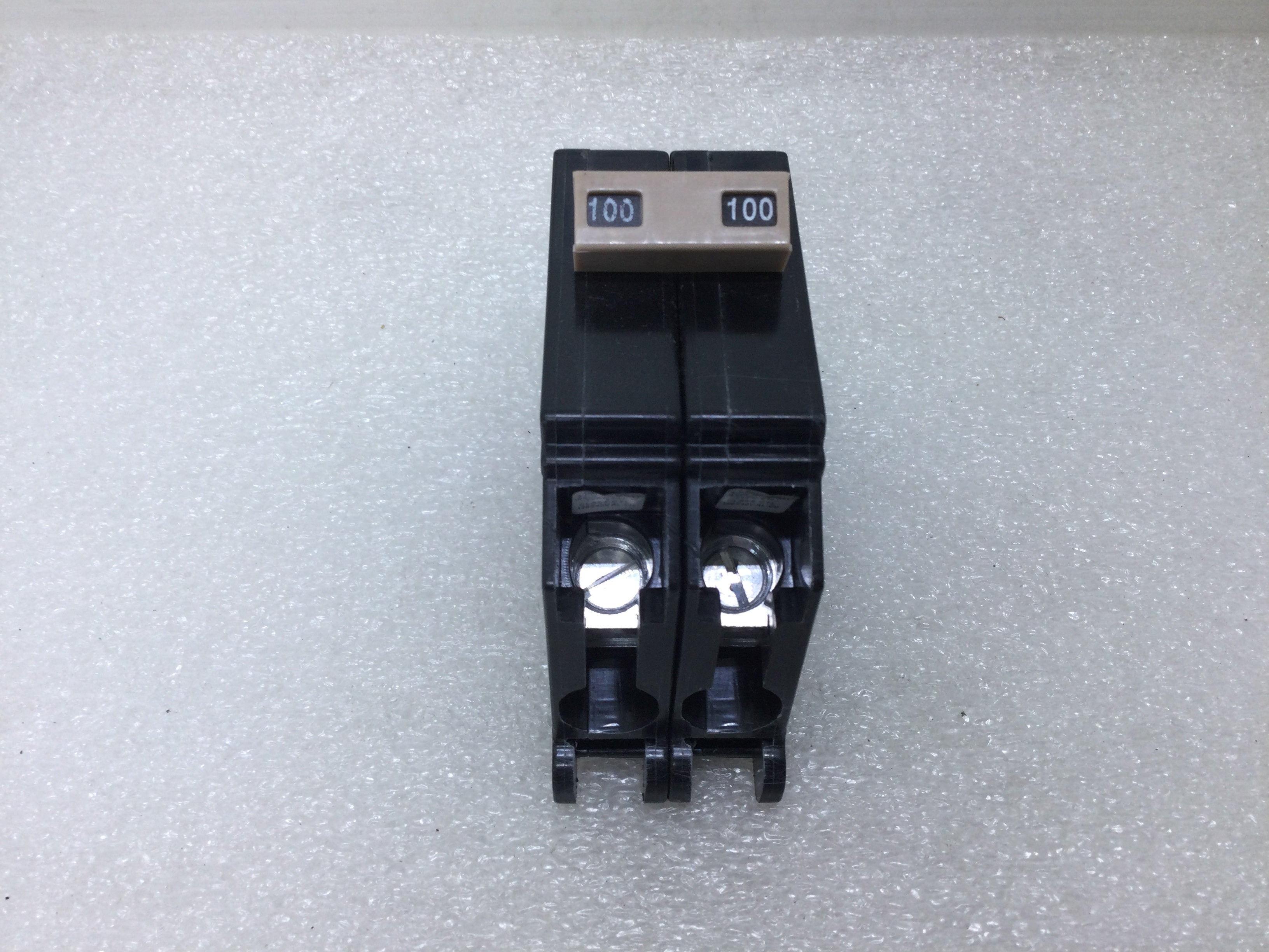 Cutler Hammer CH2100 100 Amp 2 Pole 120/240v Circuit Breaker – Plastic Foot