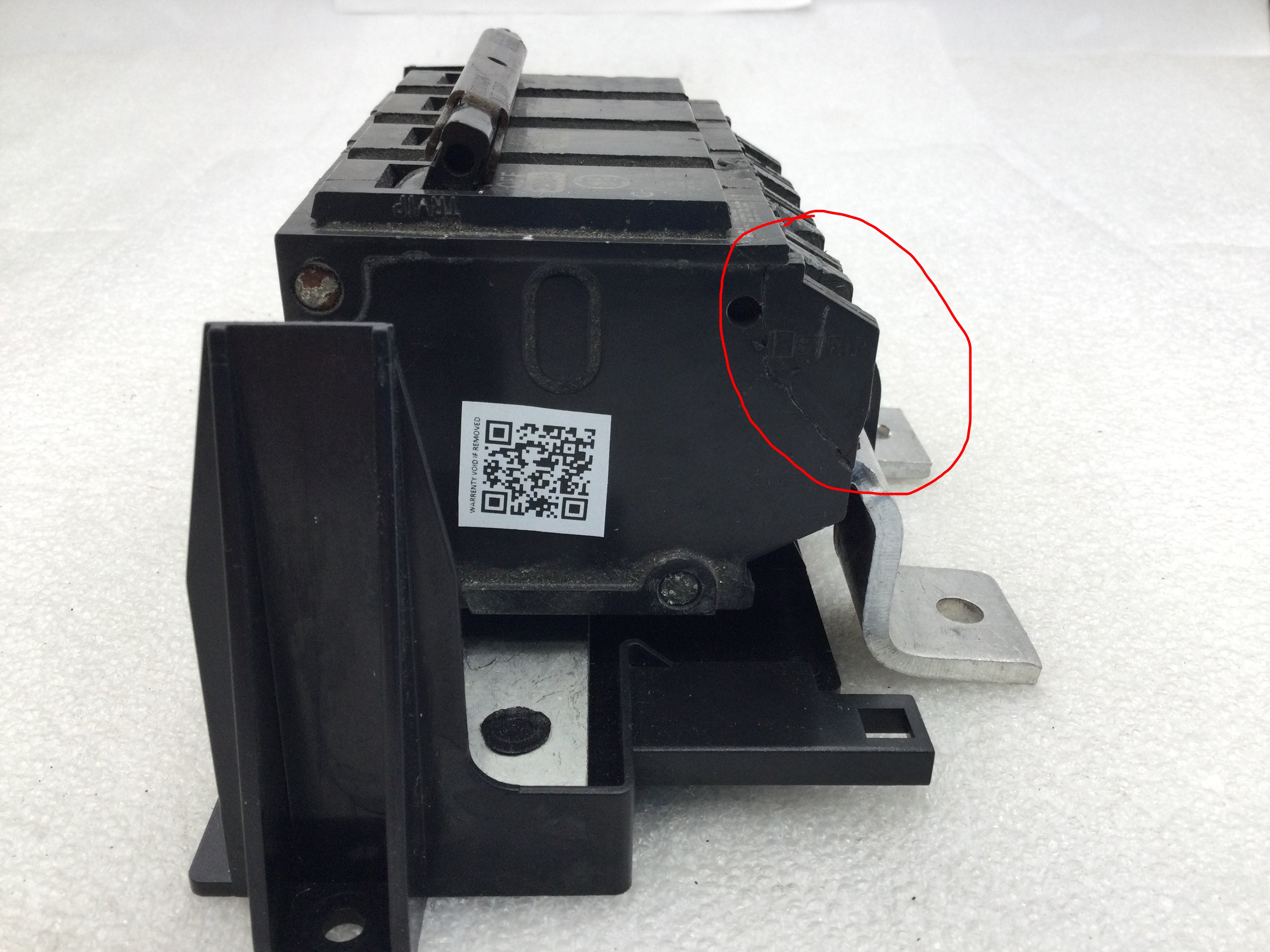 Interruptor de circuito de 4 polos GE General Electric tipo THQMV 150 amperios a 225 amperios - Imagen 18 de 18