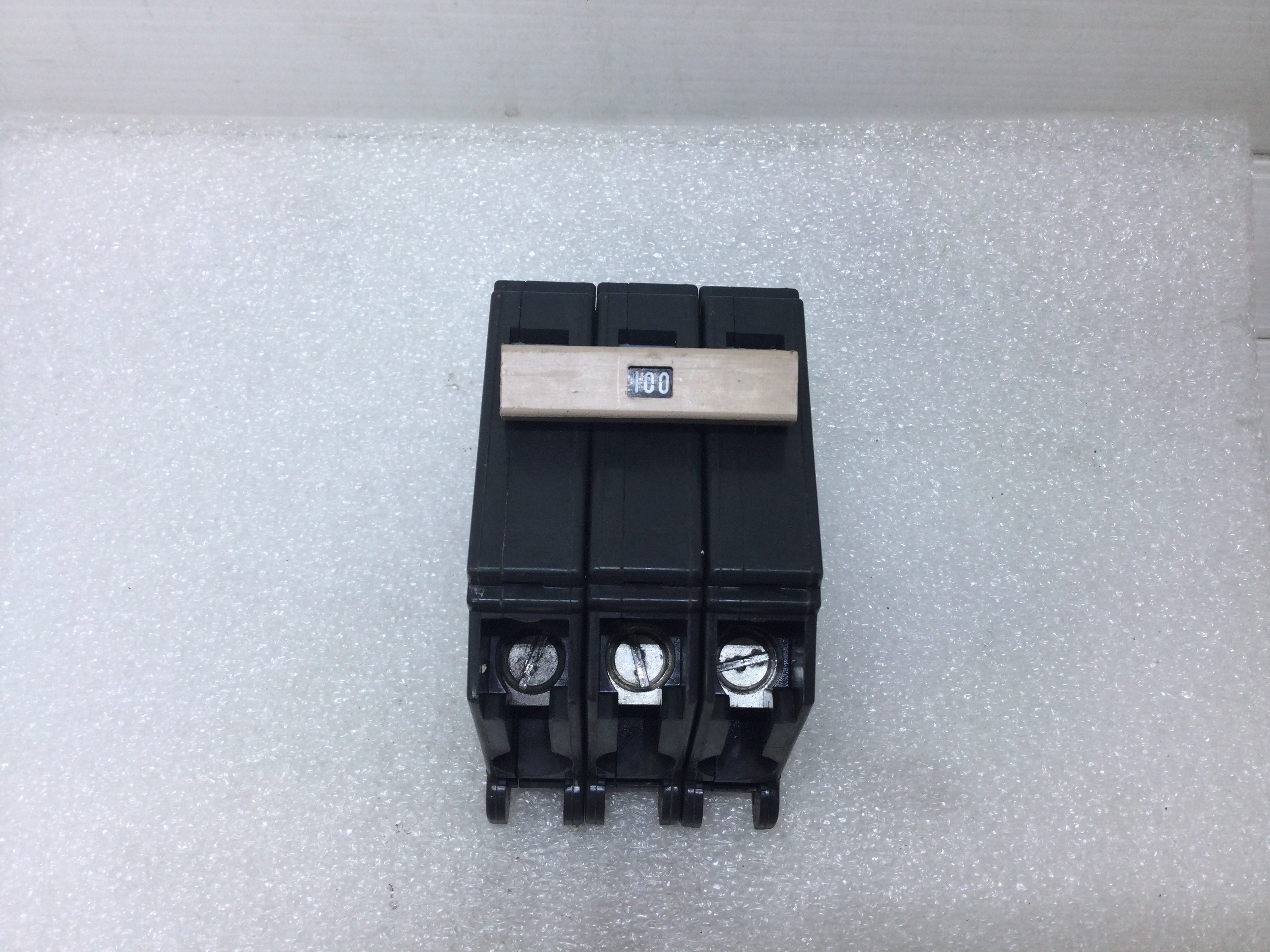 Disyuntor Cutler Hammer CH3100 100 amperios 3 polos - pie de plástico - Imagen 9 de 10