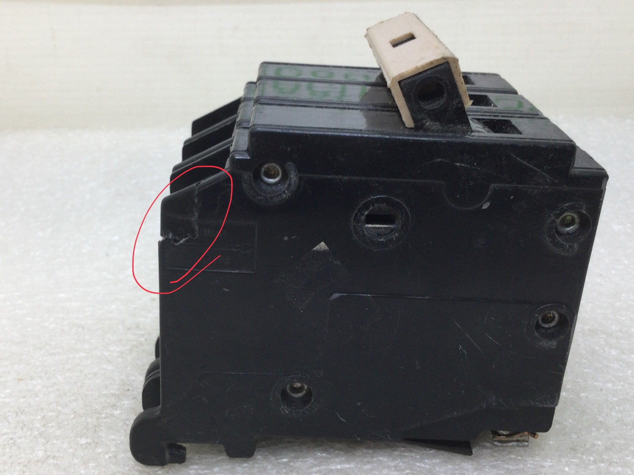 Disyuntor Cutler Hammer CH3100 100 amperios 3 polos - pie de plástico - Imagen 10 de 10