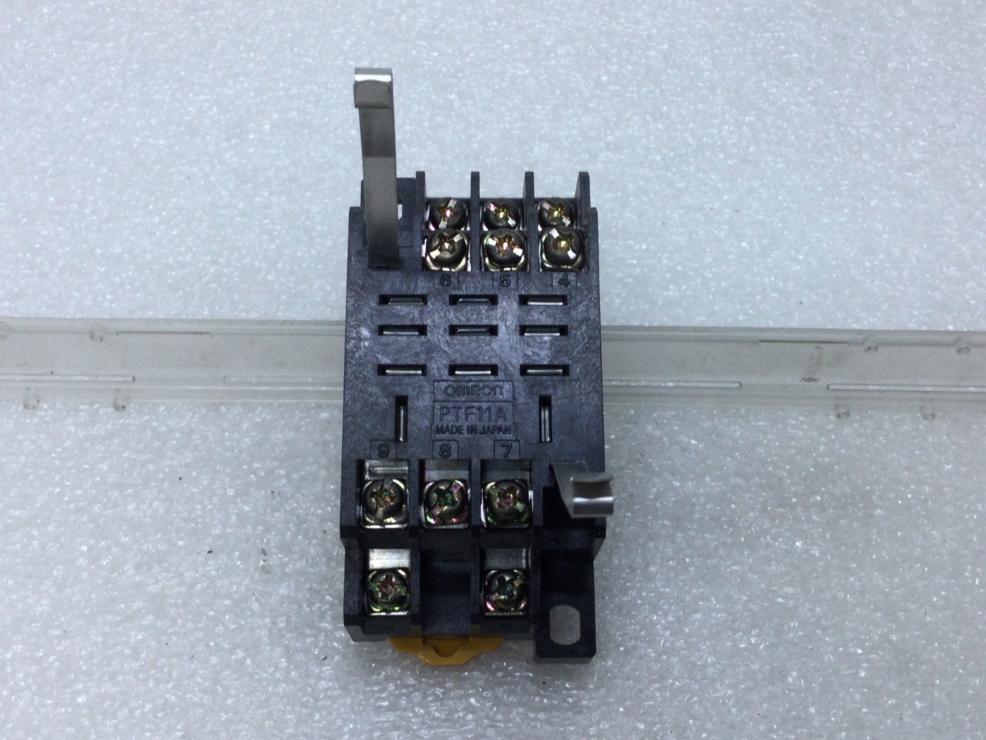 Base de enchufe de relé Omron PTF11A 10 amperios 240 V - Imagen 5 de 6