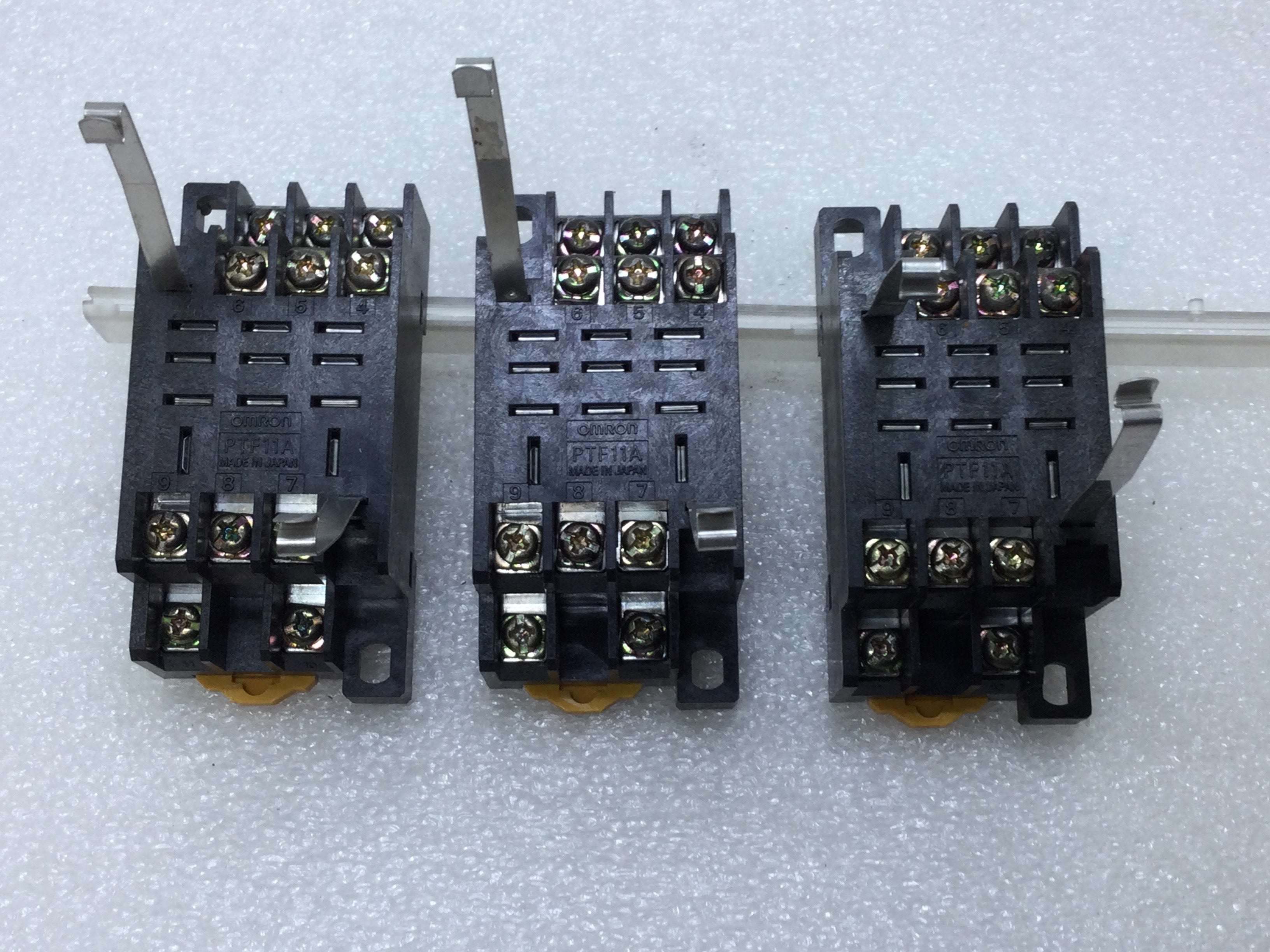 Base de enchufe de relé Omron PTF11A 10 amperios 240 V - Imagen 6 de 6