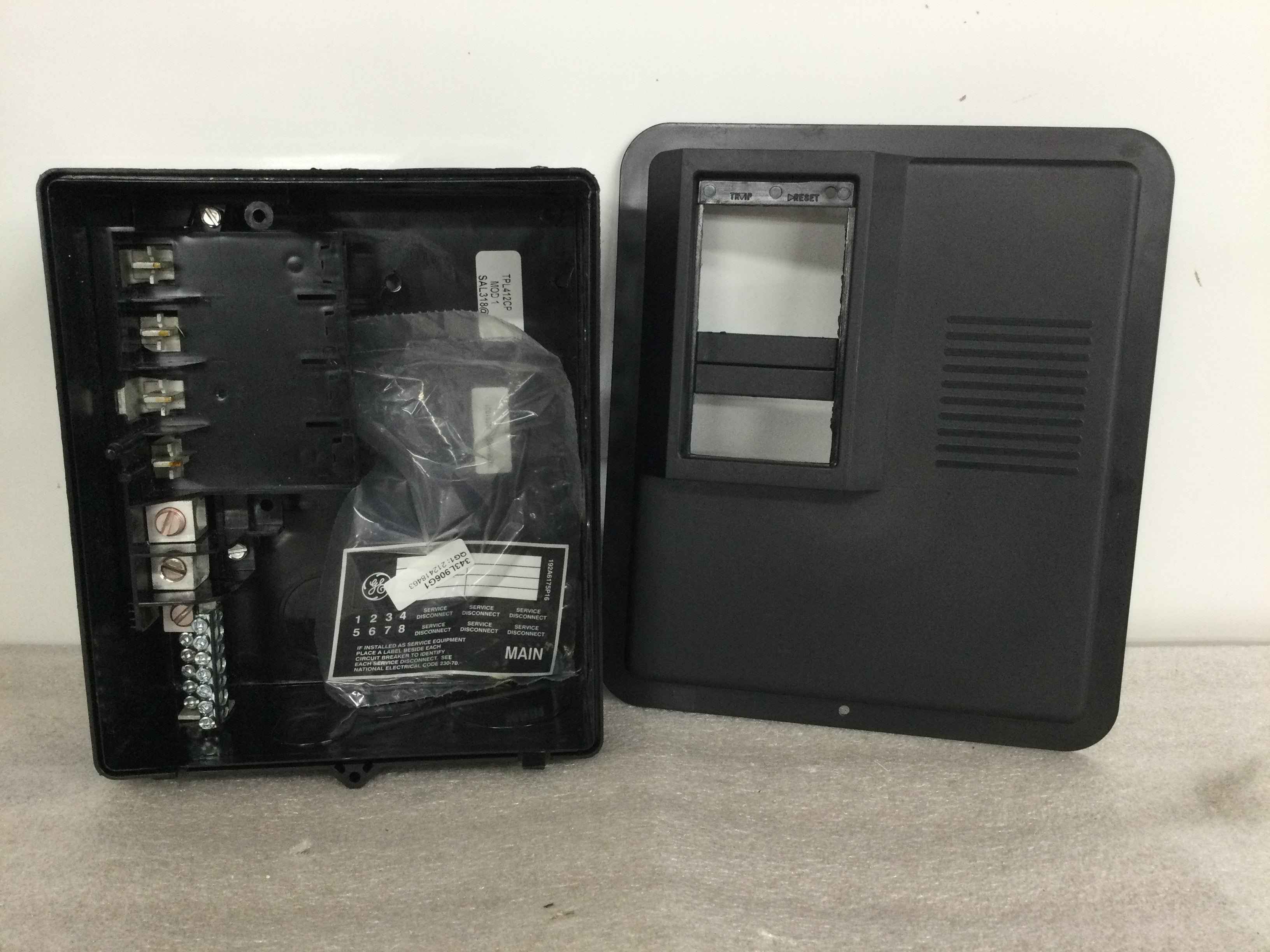 Panel de disyuntor de terminal principal interior GE TPL412C 125 amperios 4 espacios 8 circuitos - Imagen 11 de 11