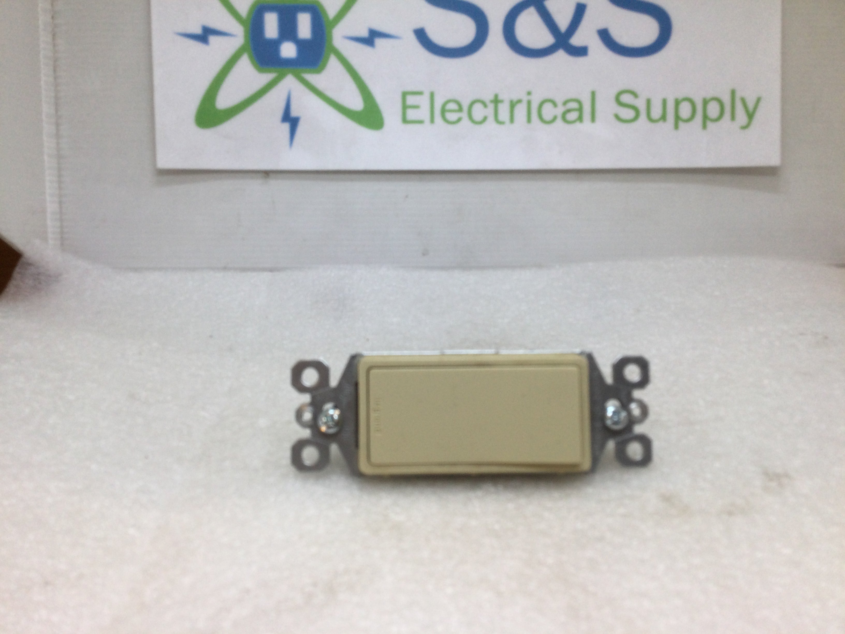 Legrand-Pass & Seymour TM870-W/TM870-I Single Pole 15A 120VAC Decora Style - Picture 5 of 5