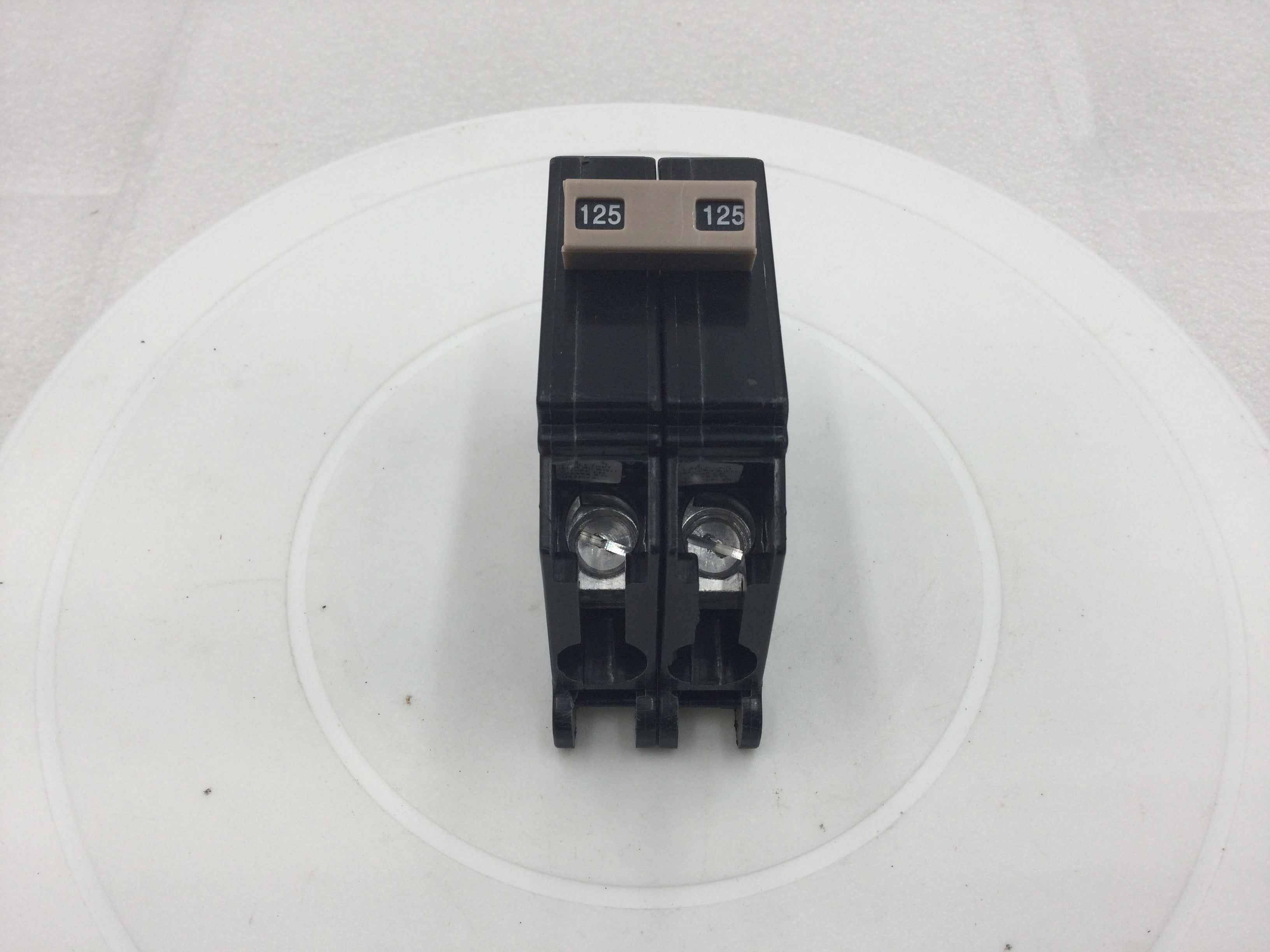 Martillo Cutler CH2125 125 Amp 2 Polos Tipo CH3 120/240Vac Rompepies de Plástico - Imagen 7 de 7